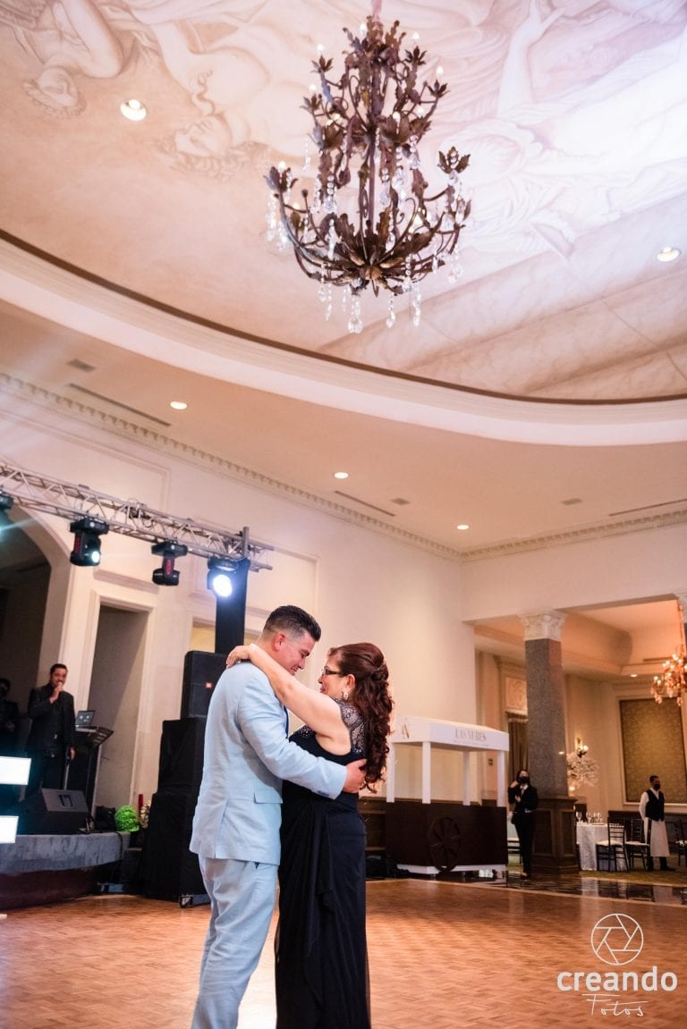 baile de novio con su mamá