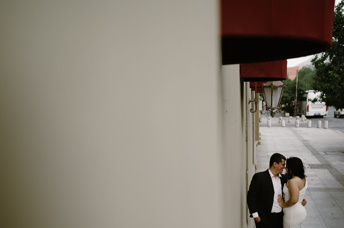 sesion-casual-novios-en-el-centro-monterrey